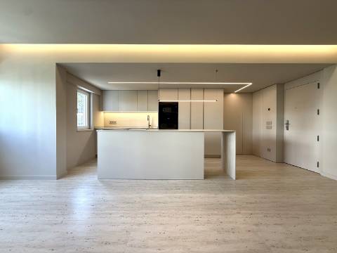 Apartamento T2 totalmente remodelado no Monte Estoril.