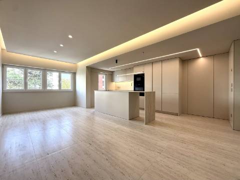 Apartamento T2 totalmente remodelado no Monte Estoril.