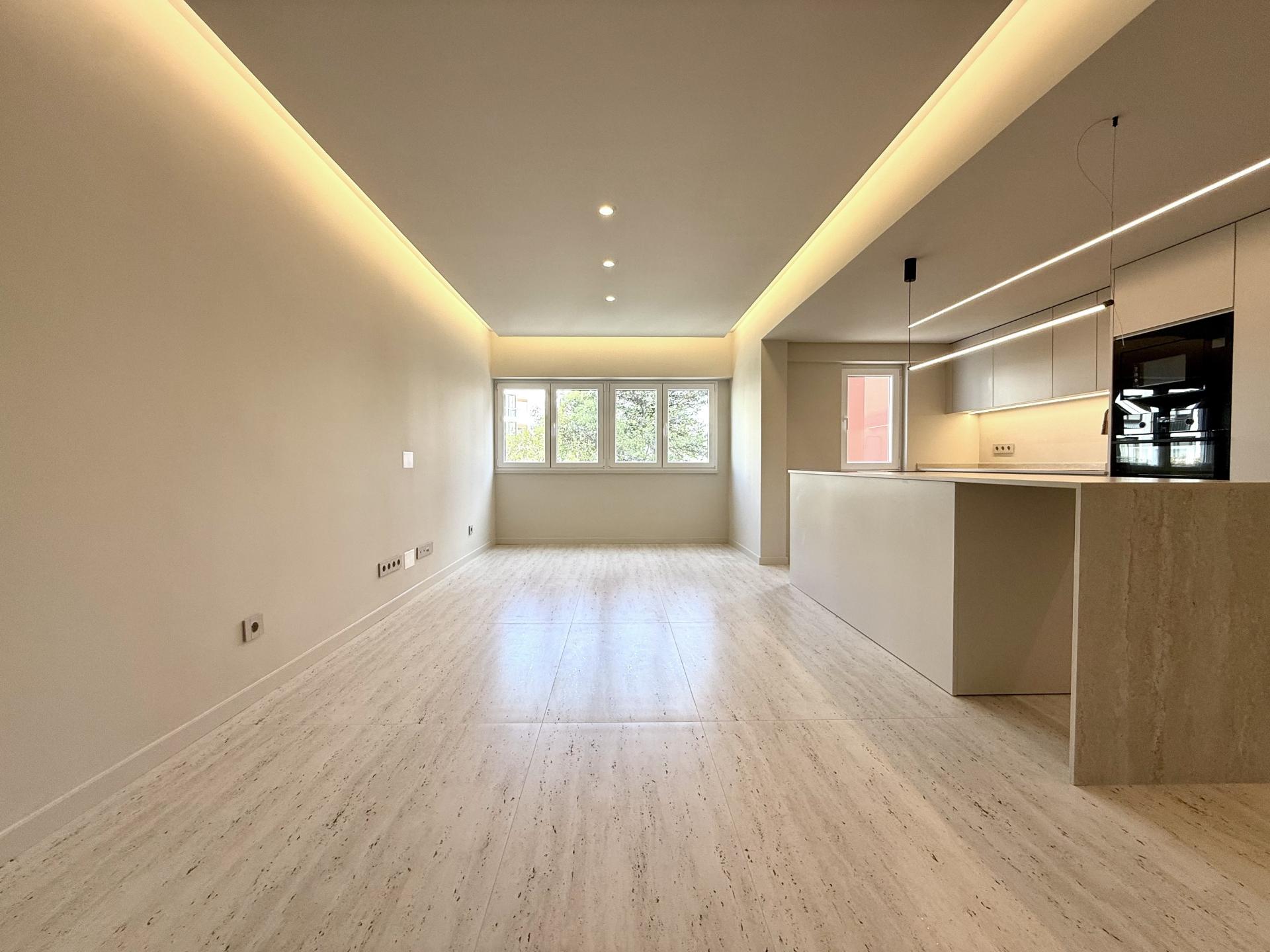 Apartamento T2 totalmente remodelado no Monte Estoril.