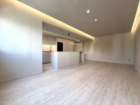 Apartamento T2 totalmente remodelado no Monte Estoril.