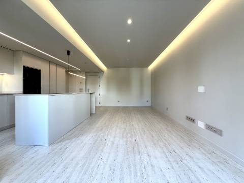 Apartamento T2 totalmente remodelado no Monte Estoril.
