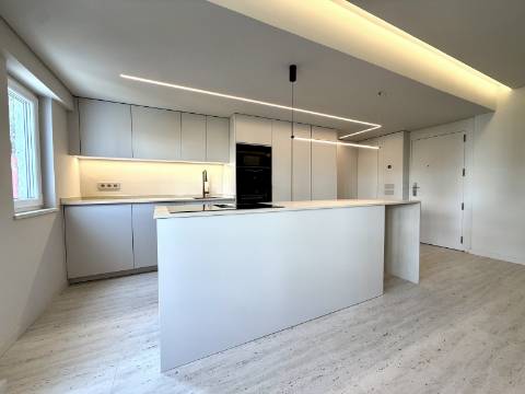 Apartamento T2 totalmente remodelado no Monte Estoril.