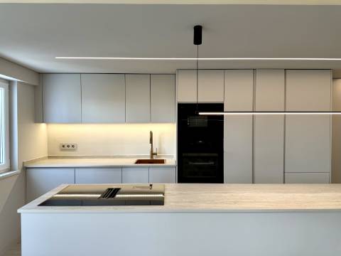 Apartamento T2 totalmente remodelado no Monte Estoril.