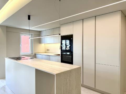 Apartamento T2 totalmente remodelado no Monte Estoril.