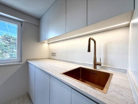 Apartamento T2 totalmente remodelado no Monte Estoril.