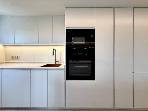 Apartamento T2 totalmente remodelado no Monte Estoril.