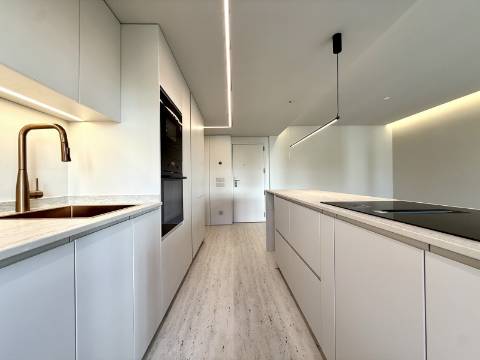 Apartamento T2 totalmente remodelado no Monte Estoril.
