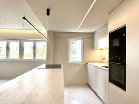 Apartamento T2 totalmente remodelado no Monte Estoril.