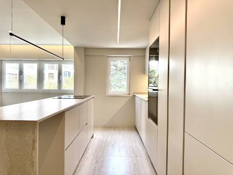 Apartamento T2 totalmente remodelado no Monte Estoril.