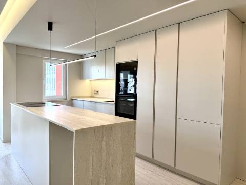 Apartamento T2 totalmente remodelado no Monte Estoril.