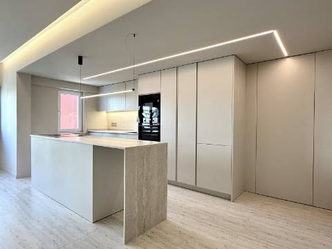 Apartamento T2 totalmente remodelado no Monte Estoril.