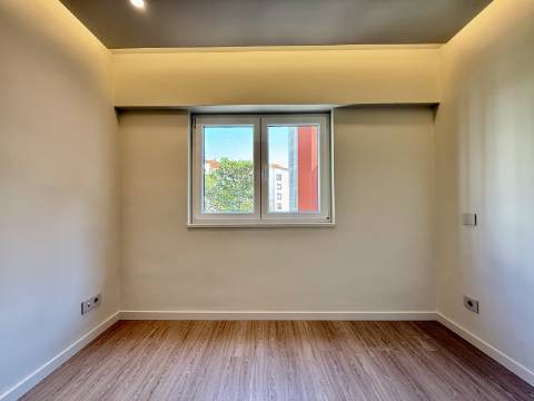 Apartamento T2 totalmente remodelado no Monte Estoril.