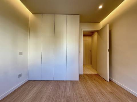 Apartamento T2 totalmente remodelado no Monte Estoril.