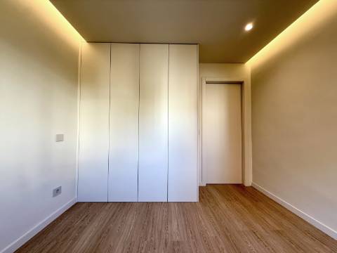 Apartamento T2 totalmente remodelado no Monte Estoril.