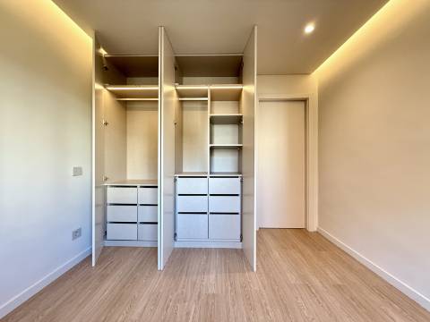Apartamento T2 totalmente remodelado no Monte Estoril.