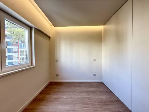 Apartamento T2 totalmente remodelado no Monte Estoril.