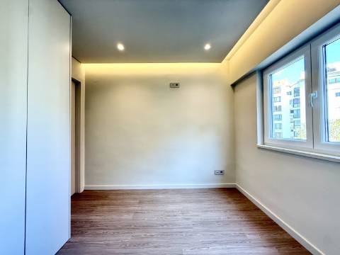 Apartamento T2 totalmente remodelado no Monte Estoril.