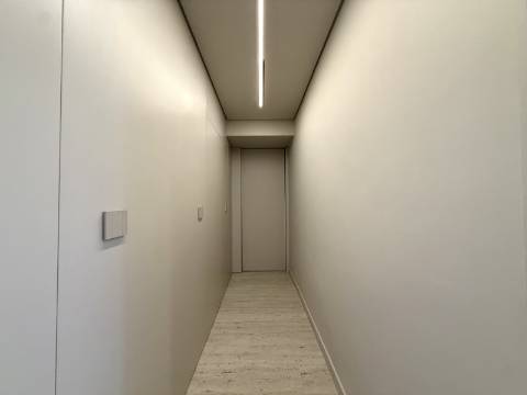 Apartamento T2 totalmente remodelado no Monte Estoril.
