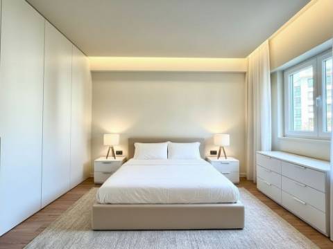 Apartamento T2 totalmente remodelado no Monte Estoril.