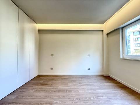 Apartamento T2 totalmente remodelado no Monte Estoril.