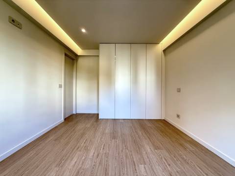 Apartamento T2 totalmente remodelado no Monte Estoril.