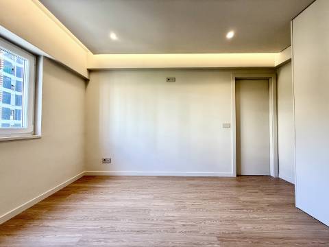 Apartamento T2 totalmente remodelado no Monte Estoril.