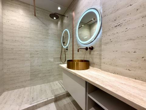 Apartamento T2 totalmente remodelado no Monte Estoril.