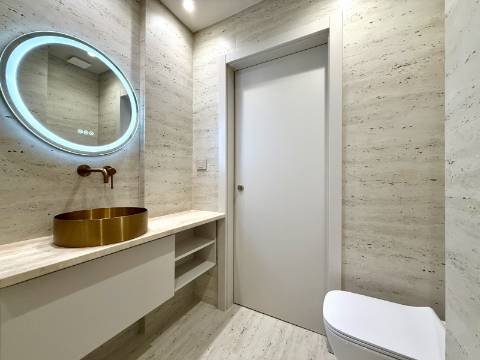 Apartamento T2 totalmente remodelado no Monte Estoril.