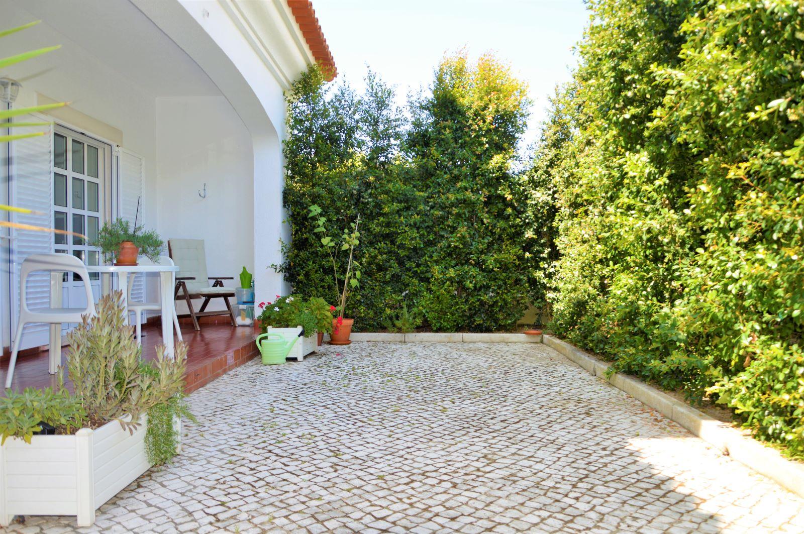 Apartamento T1 em condomínio fechado no Estoril com terraço