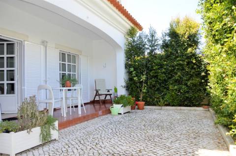 Apartamento T1 em condomínio fechado no Estoril com terraço