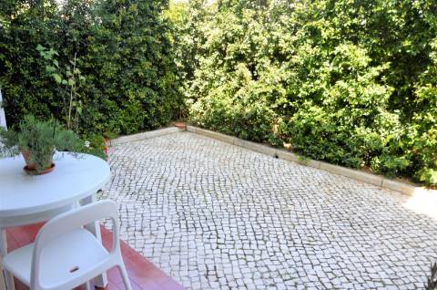 Apartamento T1 em condomínio fechado no Estoril com terraço