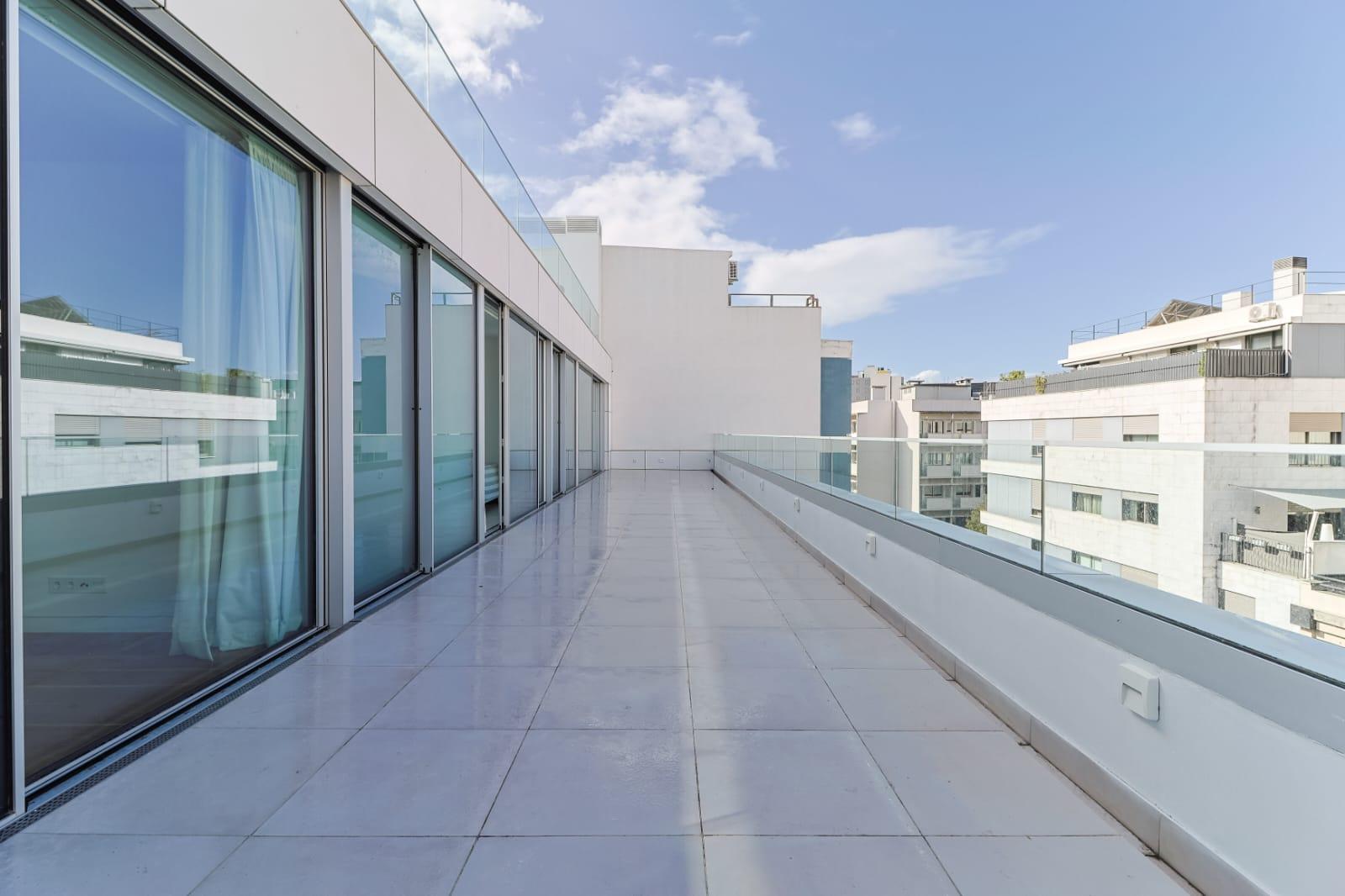 Triplex Penthouse T4 Contemporânea nas Avenidas Novas, Lisboa