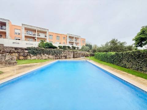 Apartamento T2 em Condomínio Privado com Piscina e Garagem box