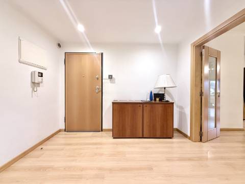 Apartamento T2 em Condomínio Privado com Piscina e Garagem box