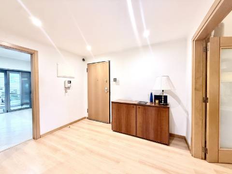 Apartamento T2 em Condomínio Privado com Piscina e Garagem box