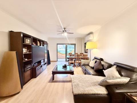 Apartamento T2 em Condomínio Privado com Piscina e Garagem box