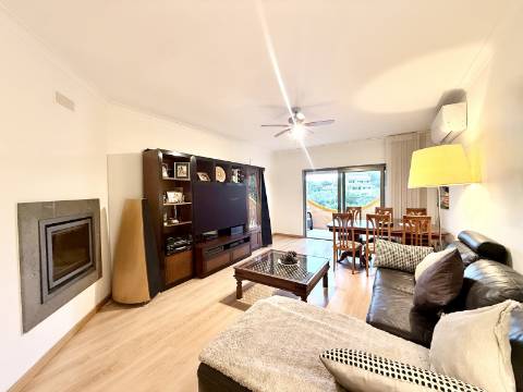 Apartamento T2 em Condomínio Privado com Piscina e Garagem box