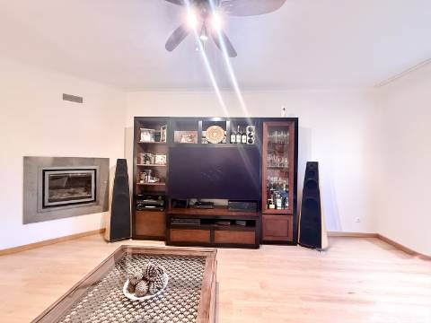 Apartamento T2 em Condomínio Privado com Piscina e Garagem box