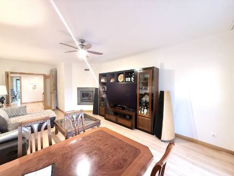 Apartamento T2 em Condomínio Privado com Piscina e Garagem box