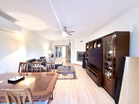 Apartamento T2 em Condomínio Privado com Piscina e Garagem box