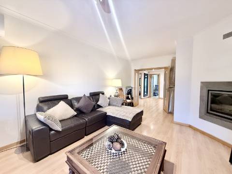 Apartamento T2 em Condomínio Privado com Piscina e Garagem box