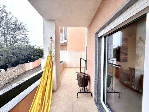 Apartamento T2 em Condomínio Privado com Piscina e Garagem box