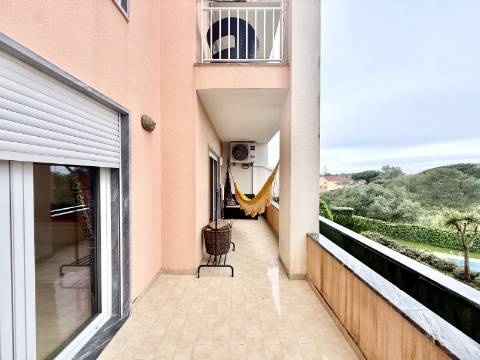 Apartamento T2 em Condomínio Privado com Piscina e Garagem box