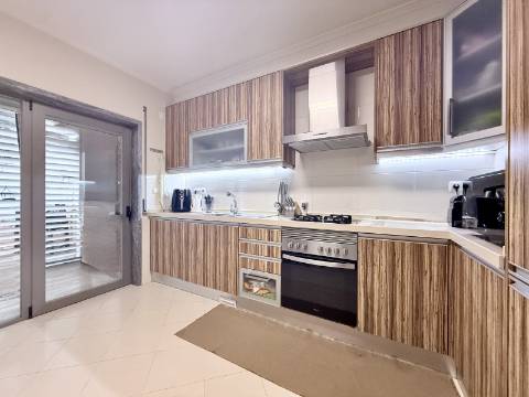 Apartamento T2 em Condomínio Privado com Piscina e Garagem box