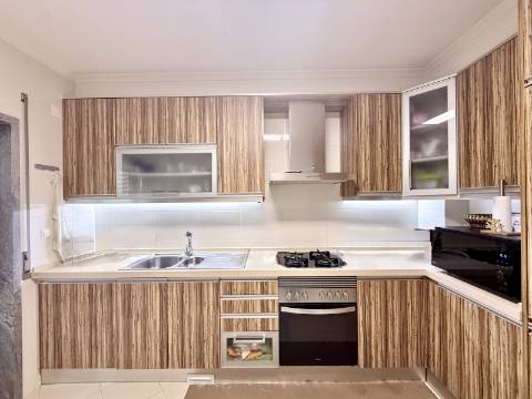 Apartamento T2 em Condomínio Privado com Piscina e Garagem box