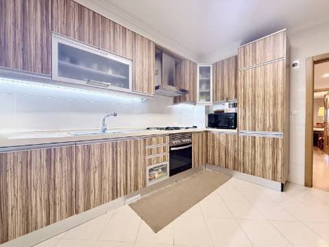 Apartamento T2 em Condomínio Privado com Piscina e Garagem box