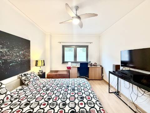 Apartamento T2 em Condomínio Privado com Piscina e Garagem box