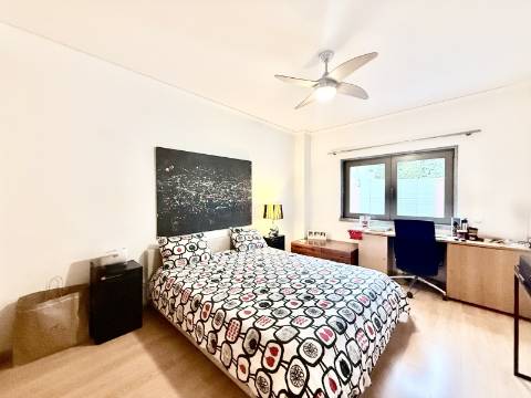 Apartamento T2 em Condomínio Privado com Piscina e Garagem box