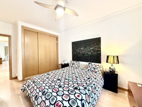 Apartamento T2 em Condomínio Privado com Piscina e Garagem box