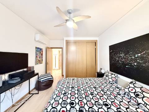 Apartamento T2 em Condomínio Privado com Piscina e Garagem box